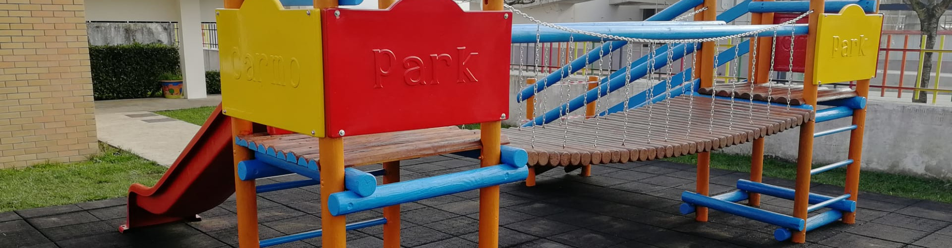 Parque infantil em madeira tratada
